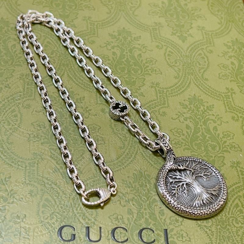G*u*i necklaces